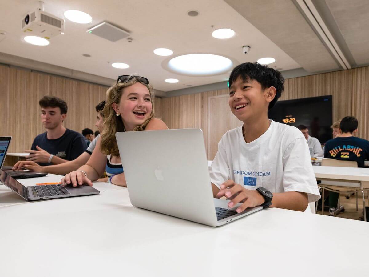 Oxford summer school students studying